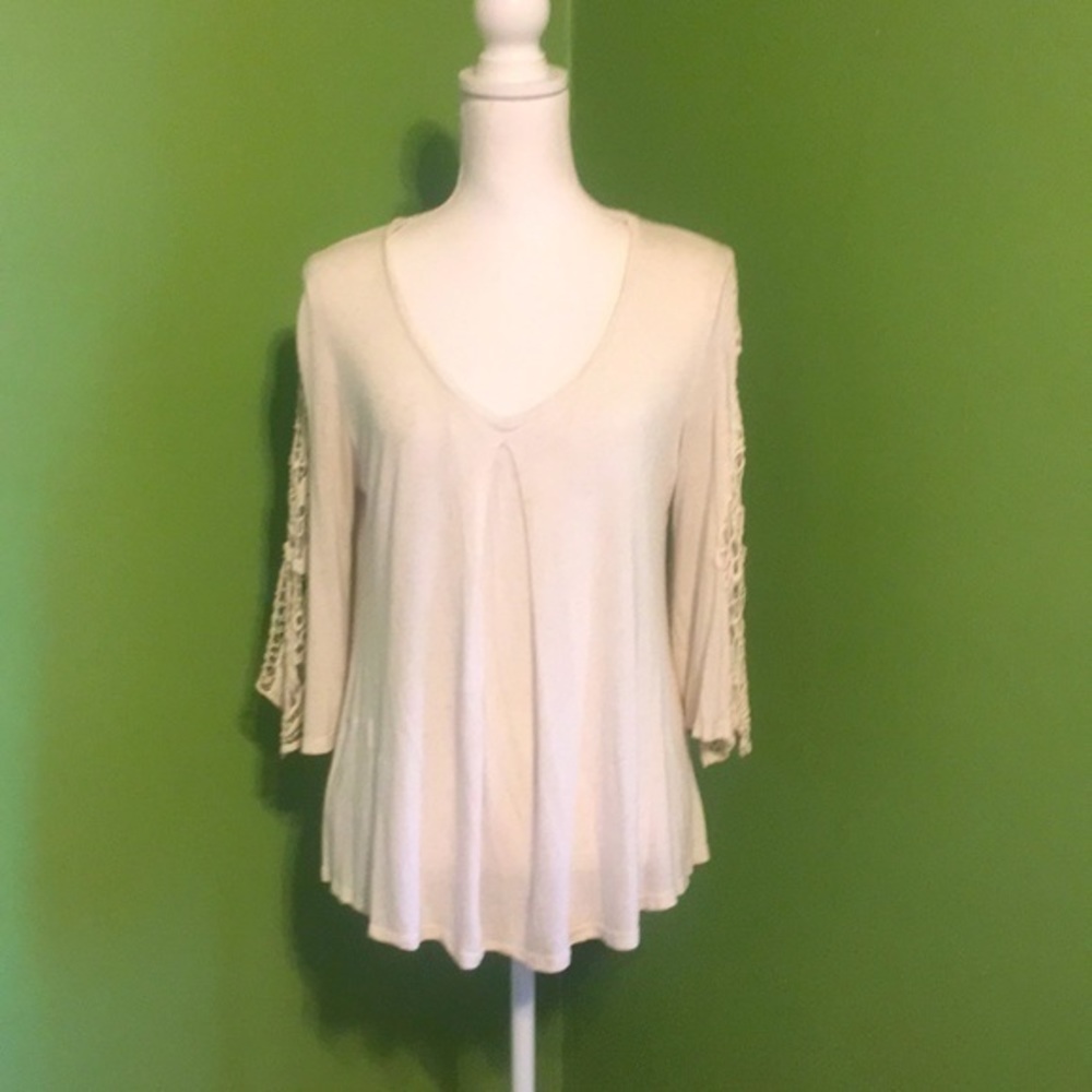 BABEAU light tan top‎ 3/4 length crocheted sleeves